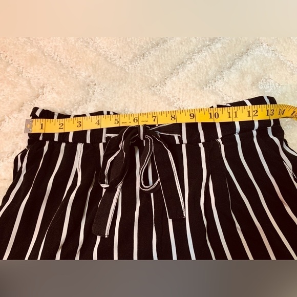 Ambiance Apparel Black White Stripped Stretch Waist Tie Shorts Small Pockets - Picture 10 of 12